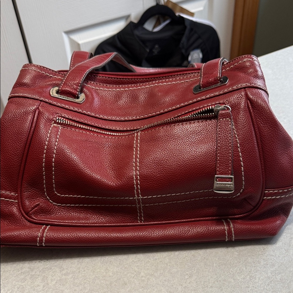 Elegant Red Leather Handbag - Tignanilo